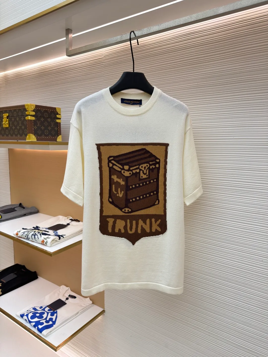 LOUIS VUITTON box flower knitted short sleeves ●Original version: 10,000 purchased and developed ●Item number: 1682409-A55 ●Fabric: densely spun cotton knitted fabric ●Technology: intarsia jacquard production ●Color: white ●Version: fitted version ●Weight: about 330g ●Size: S-M-L-XL ●Description: Custom-woven cloud soft densely spun cotton knitted fabric, delicate, soft and comfortable to the skin The classic black tone exudes an innate sense of luxury and is devouring by temperature. The front uses intarsia to restore the texture of the iconic hard box. The classic tones of antique brown and caramel gold freeze time. The back ends with Monogram flowers, allowing the totem of holding roses to bloom on the fabric. True luxury is never noisy, but there are surprises everywhere. Walking retro pictorial, intarsia jacquard weaving. By interweaving yarns of different colors, intarsia of the iconic hard box and Monogram flowers are formed on the fabric. The fine weaving not only ensures the clarity of the pattern, but also greatly enhances the durability of the fabric. The garment washing water plus soft and deodorizing process uses professional washing equipment and specific detergents to deeply clean and deodorize the clothes, improving the feel and appearance of the clothes. The overall wiring is straight and delicate, the fabric is comfortable and soft, and the color is consistent without color difference. It can be matched with the same style to create a fashionable look and control various occasions. Customized accessories, complete with three standards, same style for men and women!